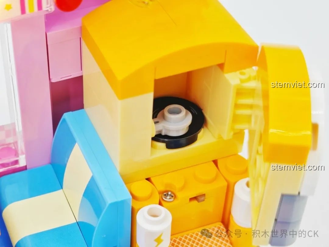 Cận cảnh chi tiết bên trong máy hát đĩa của Nhà hàng Hamburger Hello Kitty Bãi Biển TC2032.