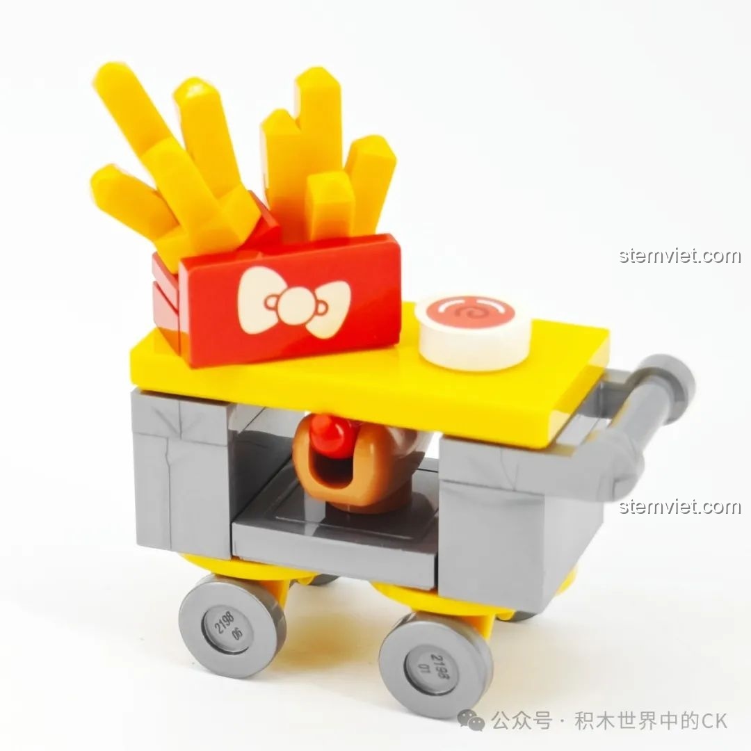 Cận cảnh xe đẩy thức ăn với khoai tây chiên và xúc xích trong Nhà hàng Hamburger Hello Kitty Bãi Biển TC2032.