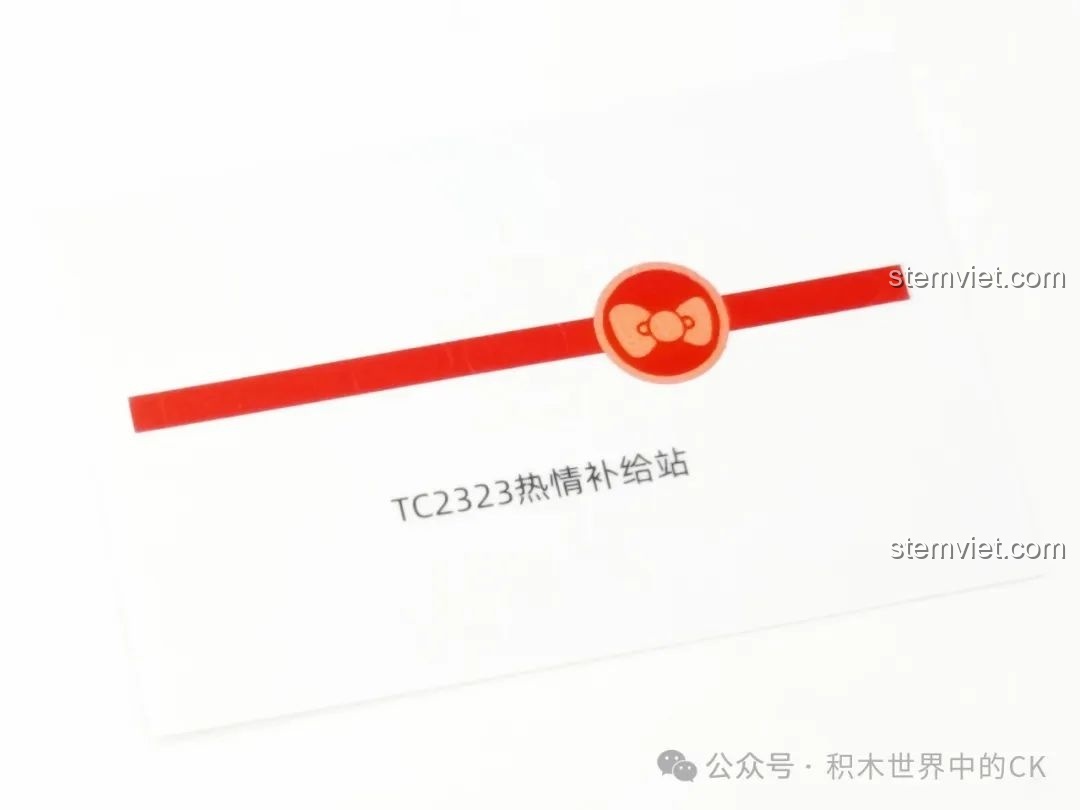 Tấm sticker của bộ lắp ráp TOP TOY TC2323 Trạm Tiếp Tế Nhiệt Tình, với logo nơ Hello Kitty.