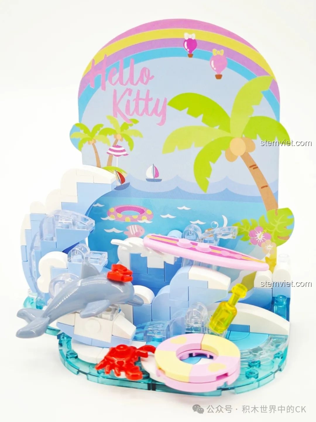 Cận cảnh chi tiết sóng biển, cá heo và phao bơi trong bộ lắp ráp TOP TOY TC2325 Lướt Sóng Mùa Hè.