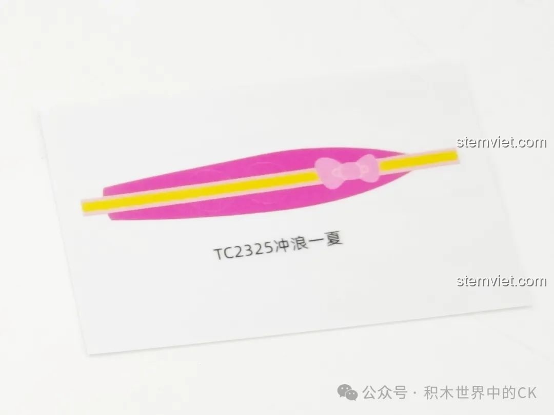 Tấm sticker của bộ lắp ráp TOP TOY TC2325 Lướt Sóng Mùa Hè, với hình ảnh ván lướt sóng.