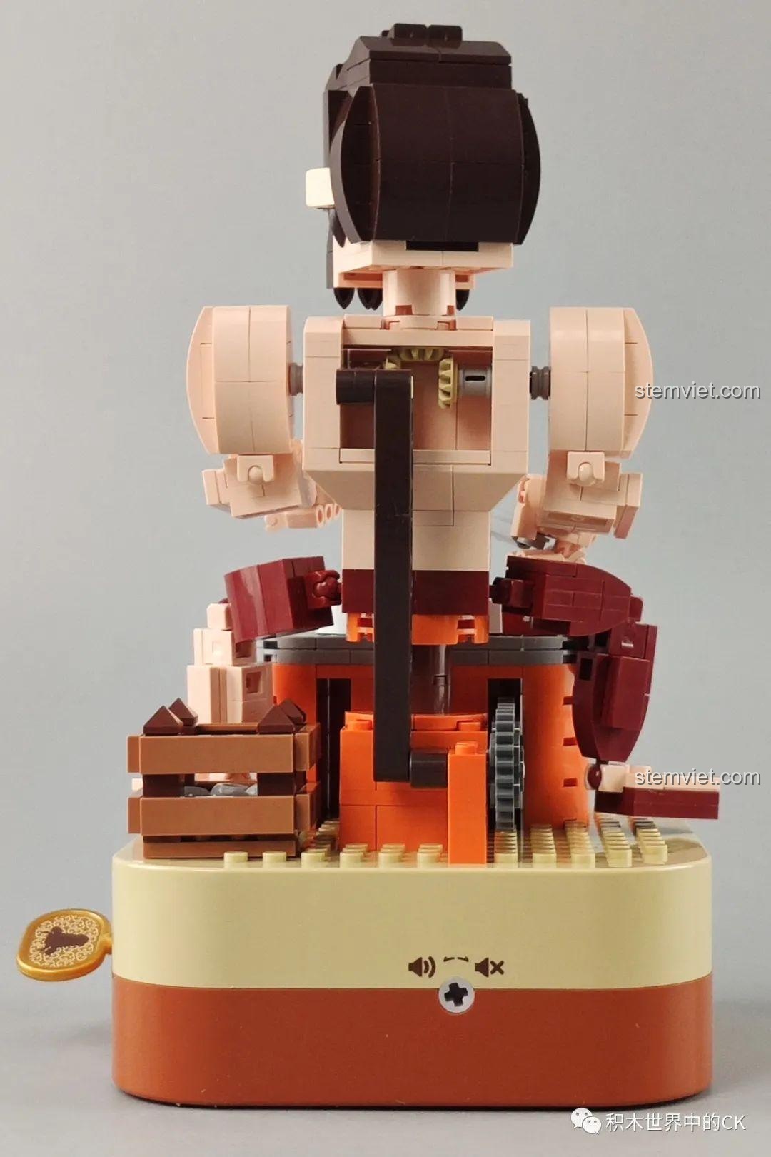 Cận cảnh các bánh răng và cần gạt điều khiển chuyển động của mô hình người đàn ông trong bộ JAKI JK1801.