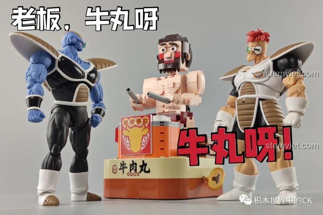 Mô hình người đàn ông trong bộ JAKI JK1801 với biểu cảm 'HELP!!!' khi đang 'đập' thịt bò viên, tạo sự hài hước.