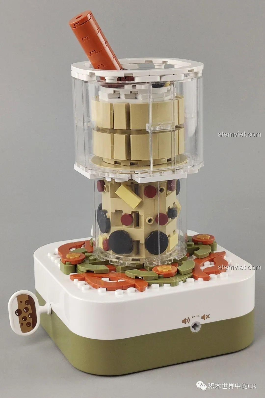 Góc chụp khác của mô hình Hộp nhạc trà sữa JAKI, thể hiện sự tinh tế trong thiết kế và màu sắc hài hòa.