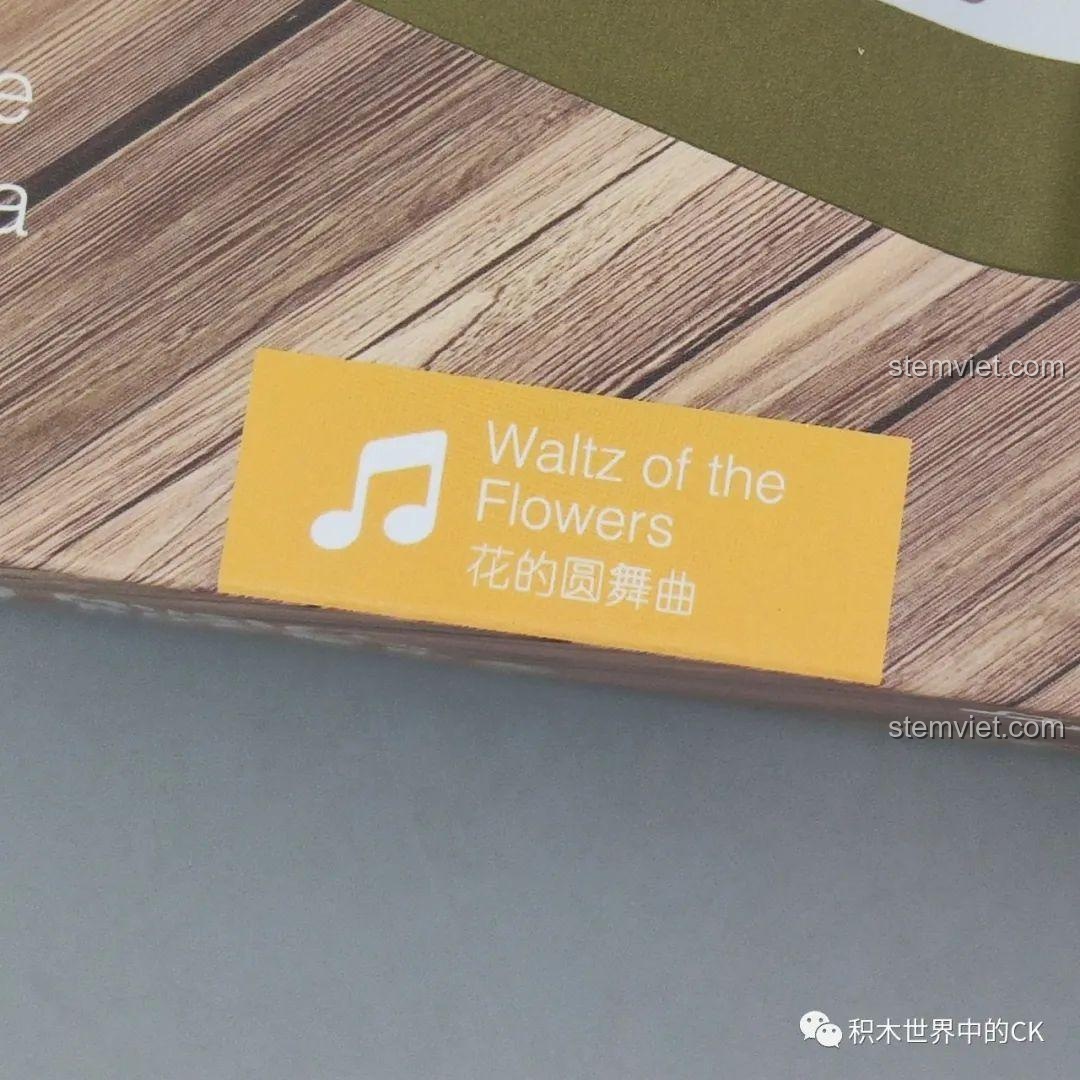 Toàn bộ nội dung bên trong hộp đồ chơi lắp ráp Hộp nhạc trà sữa JAKI, bao gồm các túi mảnh ghép và sách hướng dẫn.