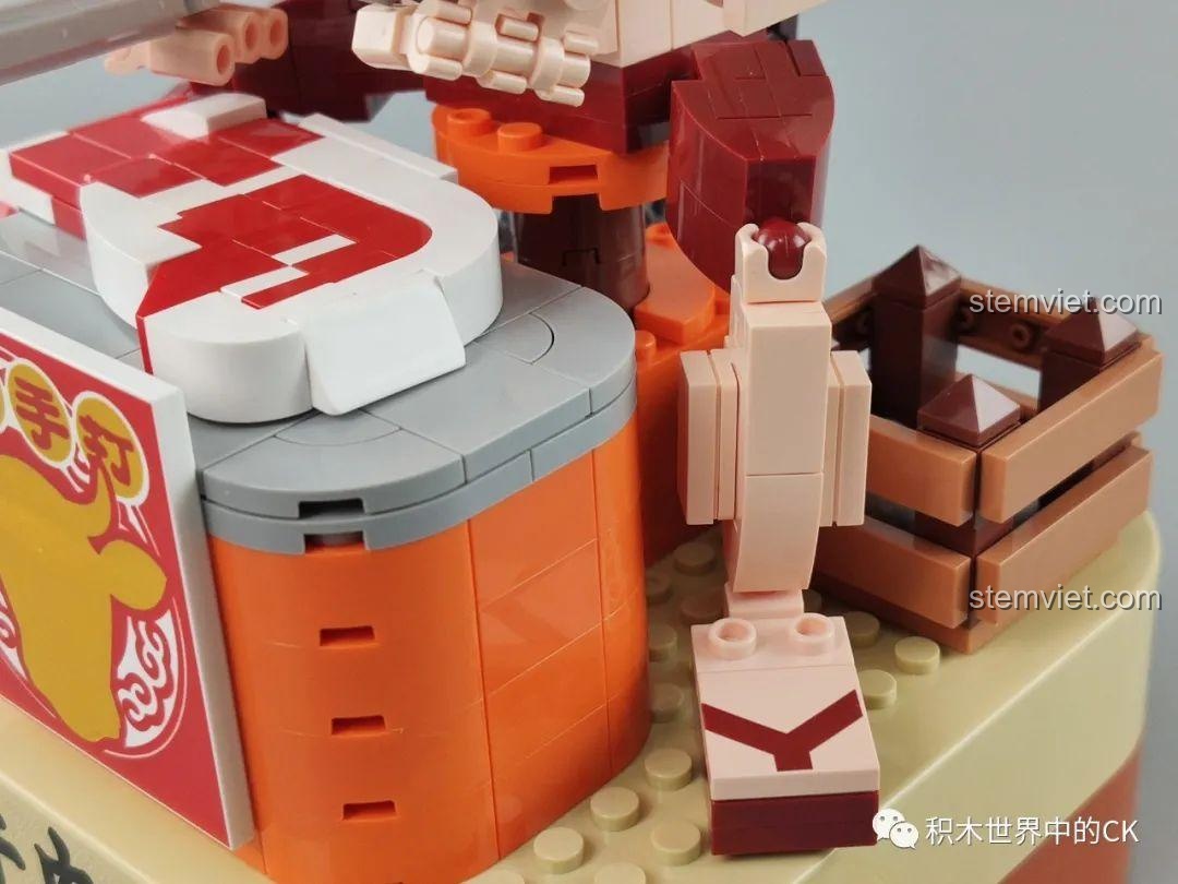 Cận cảnh bên trong thùng đựng thịt bò viên của mô hình JAKI JK1801, với các chi tiết mô phỏng thịt viên.