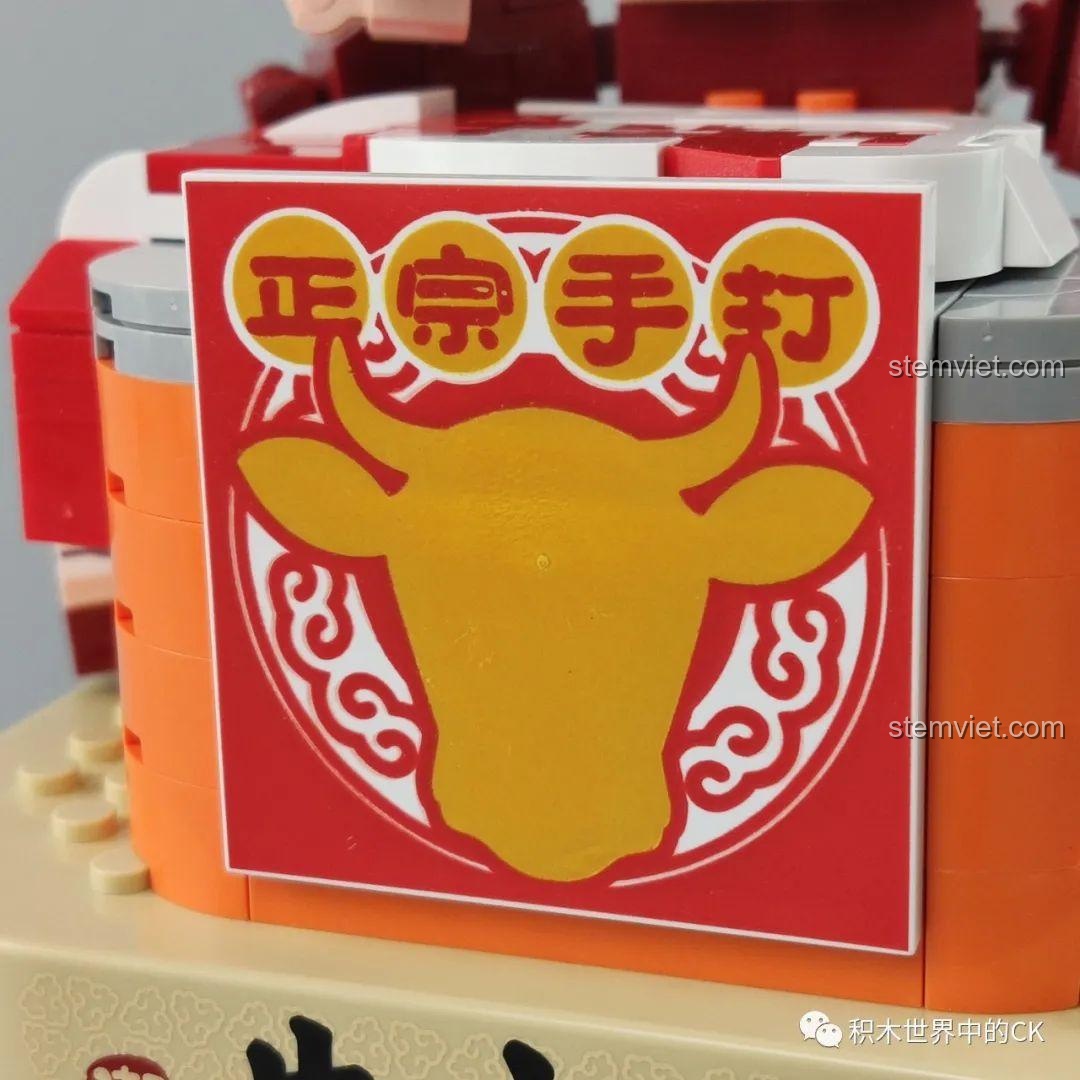 Cận cảnh phần thùng đựng thịt bò viên và dụng cụ đập thịt trên mô hình JAKI JK1801, với các chi tiết màu đỏ và trắng.