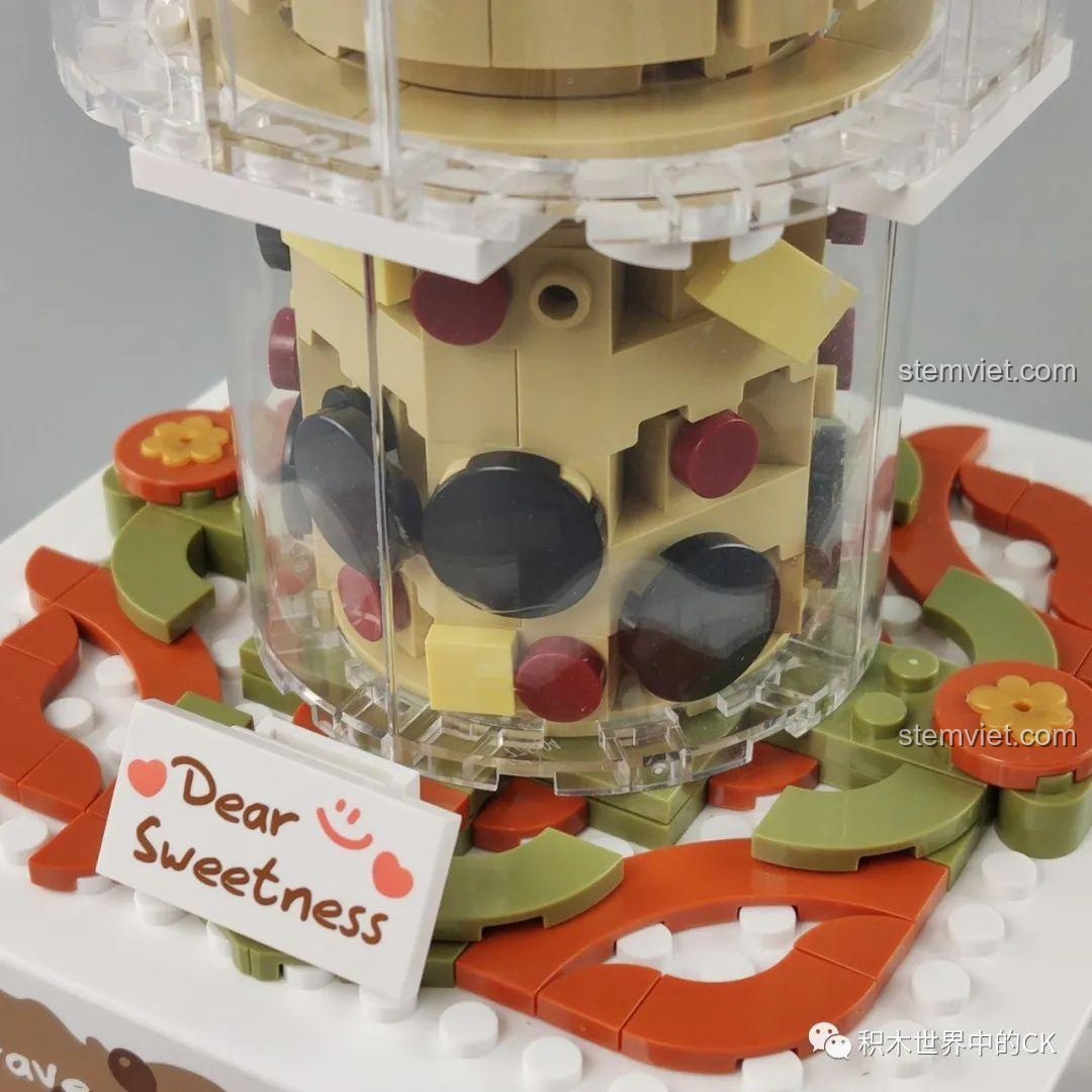 Cận cảnh các chi tiết mô phỏng trân châu và topping bên trong ly trà sữa của mô hình JAKI, nhìn rất chân thực.