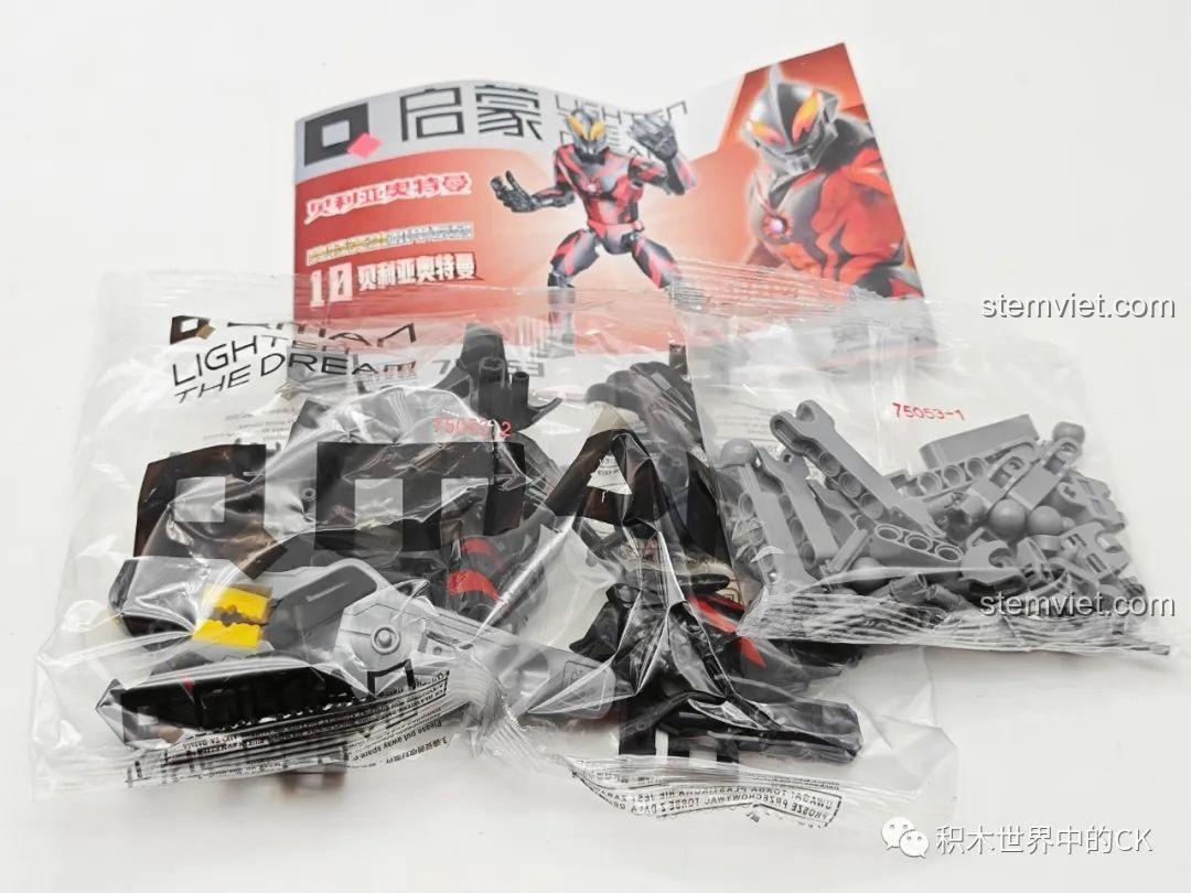 Các túi mảnh ghép và sách hướng dẫn bên trong hộp đồ chơi lắp ráp Ultraman Belial 75053 của Enlighten.