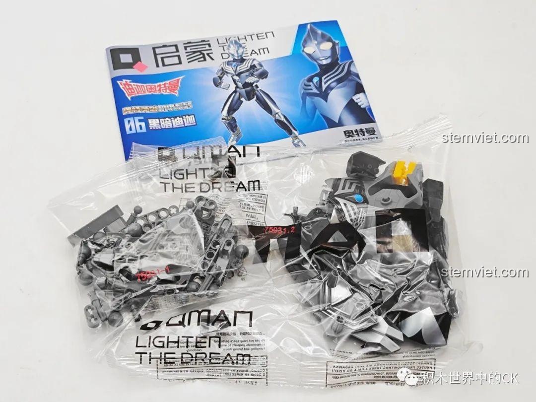 Các túi mảnh ghép và sách hướng dẫn bên trong hộp đồ chơi lắp ráp Mô hình Mech Ultraman Dark Tiga 75031 của Enlighten.