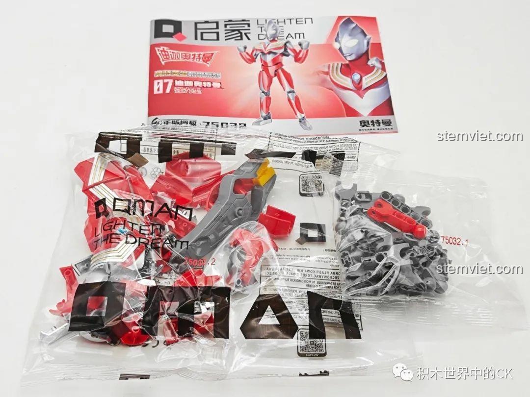 Các túi mảnh ghép và sách hướng dẫn bên trong hộp đồ chơi lắp ráp Ultraman Tiga Power Type 75032 của Enlighten.