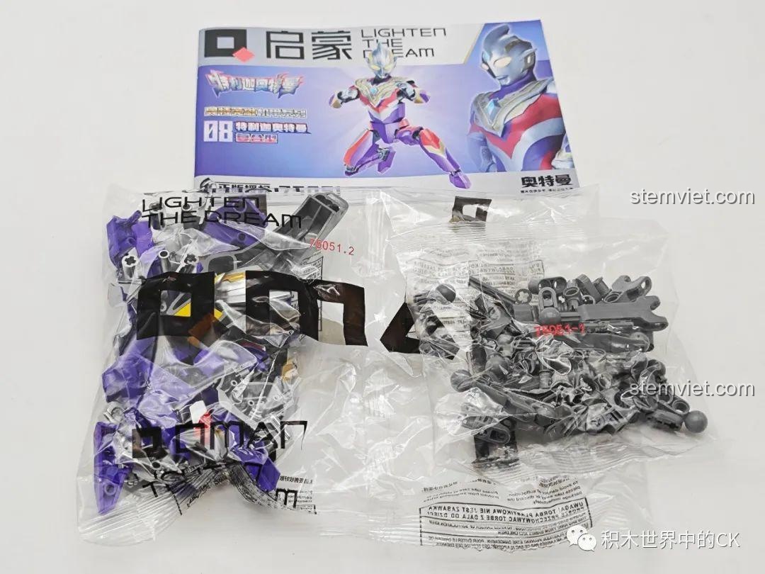 Các túi mảnh ghép và sách hướng dẫn bên trong hộp đồ chơi lắp ráp Ultraman Trigger Multi Type 75051 của Enlighten.