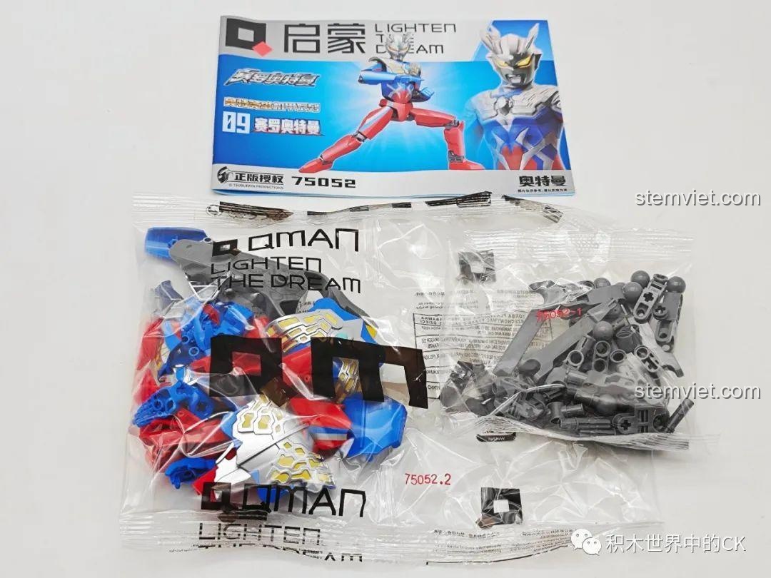 Các túi mảnh ghép và sách hướng dẫn bên trong hộp đồ chơi lắp ráp Ultraman Zero 75052 của Enlighten.