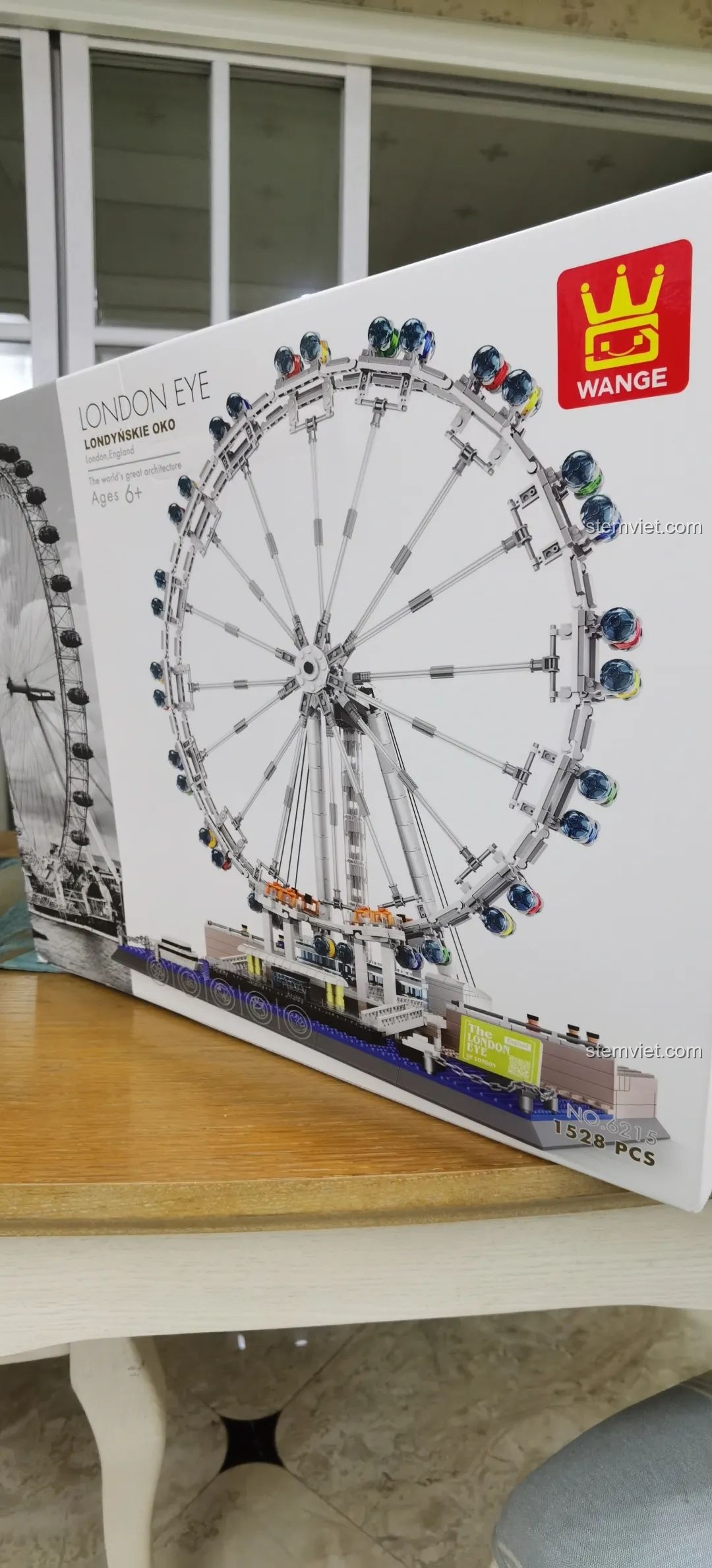 Hộp đồ chơi lắp ráp WANGE 6215 London Eye nhìn từ góc nghiêng, thể hiện độ dày và chắc chắn của bao bì.