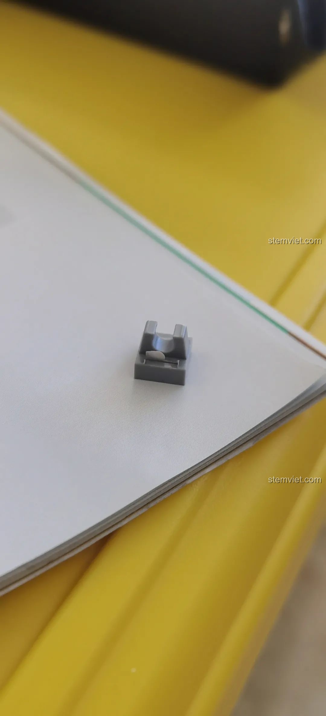 Khớp nối bị lỏng của đồ chơi lắp ráp WANGE 6215 London Eye, cần được cố định thêm để đảm bảo chắc chắn.