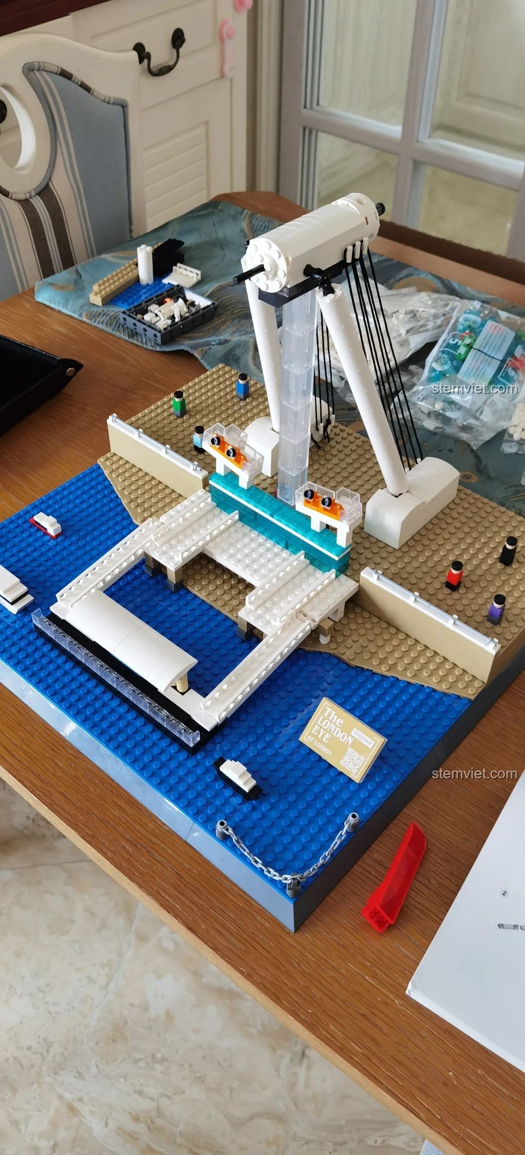 Mảnh ghép bị bẩn nhỏ của đồ chơi lắp ráp WANGE 6215 London Eye, cần được vệ sinh.