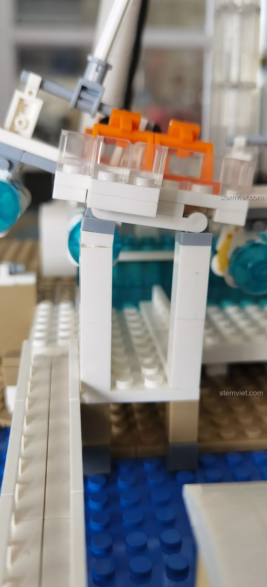 Sử dụng keo 502 để cố định các chi tiết của đồ chơi lắp ráp WANGE 6215 London Eye, tăng cường độ bền cho mô hình.