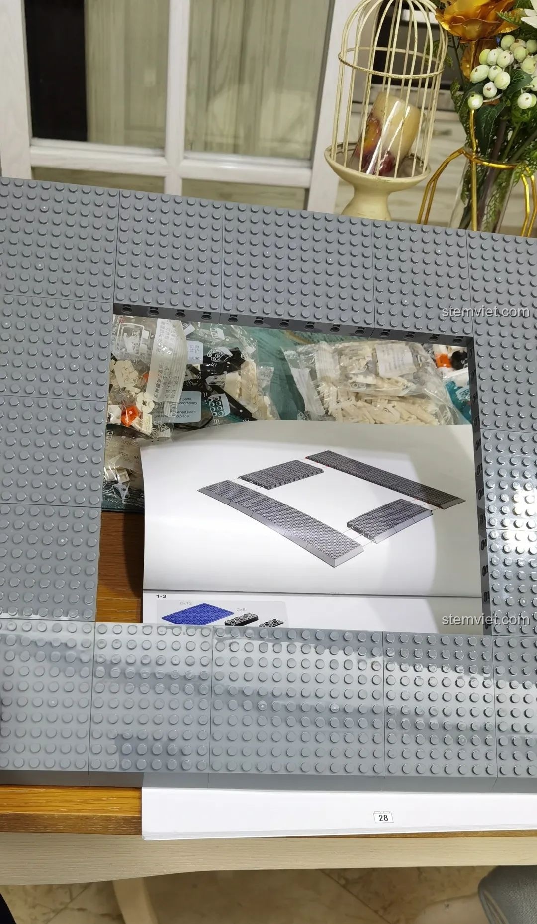 Bàn tay bị hằn đỏ khi lắp ráp đồ chơi WANGE 6215 London Eye, minh họa độ khít và chắc chắn của mảnh ghép.