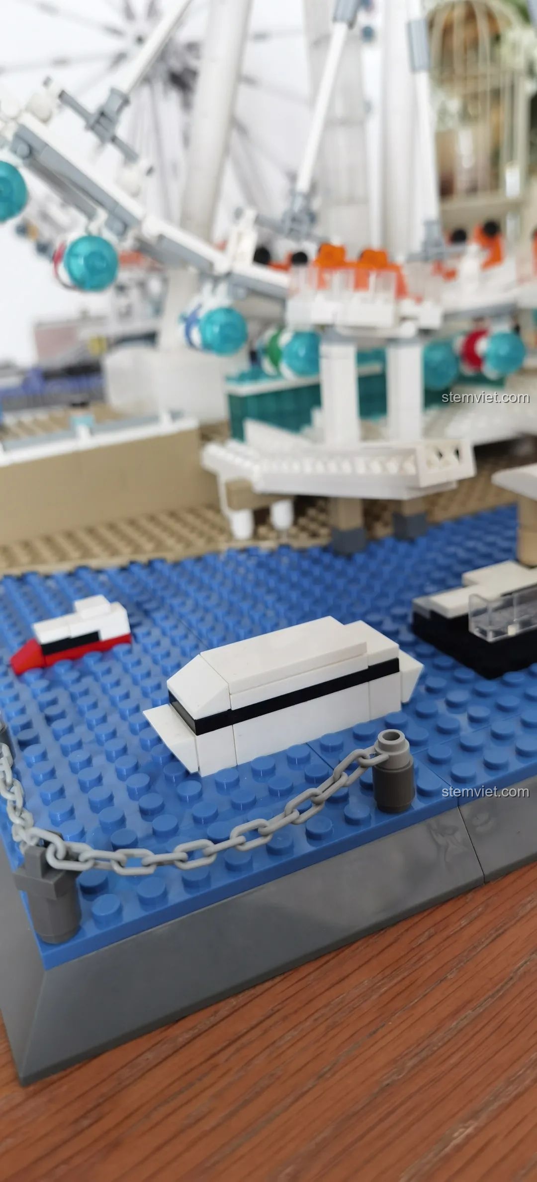 Chiếc thuyền nhỏ trên nền biển xanh của đồ chơi lắp ráp WANGE 6215 London Eye, tăng thêm tính chân thực cho mô hình.