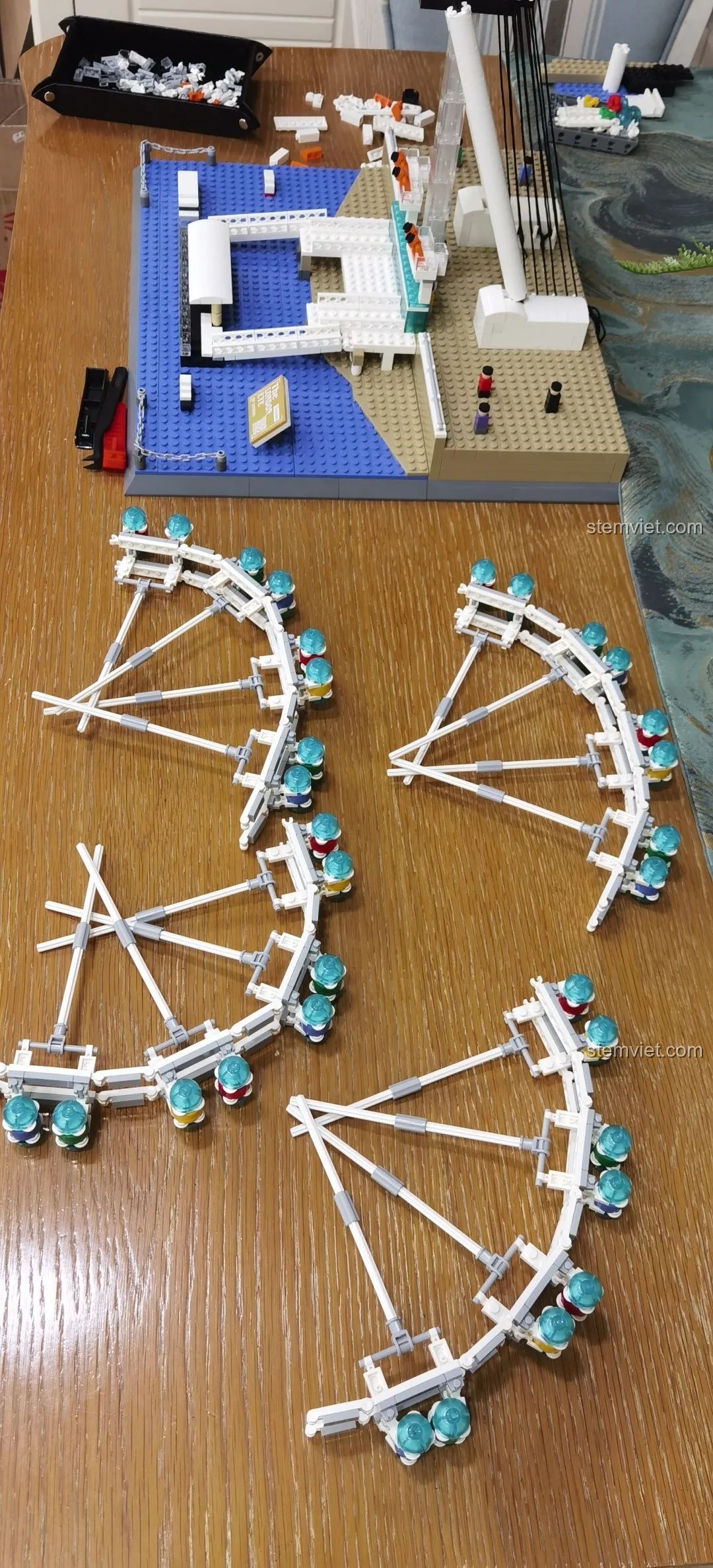 Tổng thể mô hình London Eye WANGE 6215 đã hoàn thành, nhìn từ góc thấp, thể hiện sự hùng vĩ.