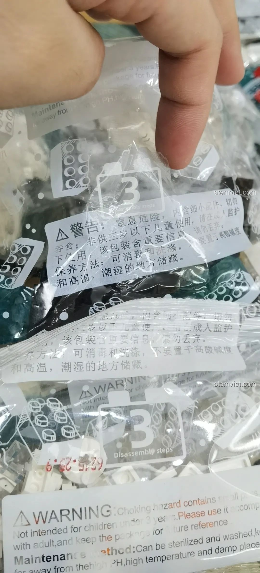 Một số túi mảnh ghép khác của đồ chơi lắp ráp WANGE 6215 London Eye, cho thấy sự đa dạng về kích thước và loại mảnh.