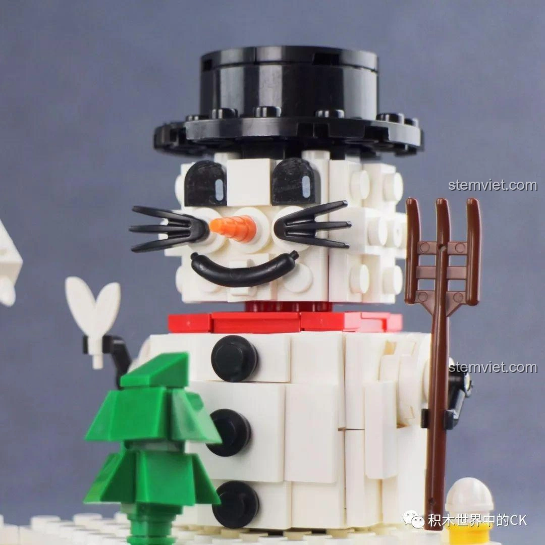 Cận cảnh khuôn mặt người tuyết với nụ cười và mắt mũi được tạo hình từ mảnh ghép trong bộ Winner 5034.