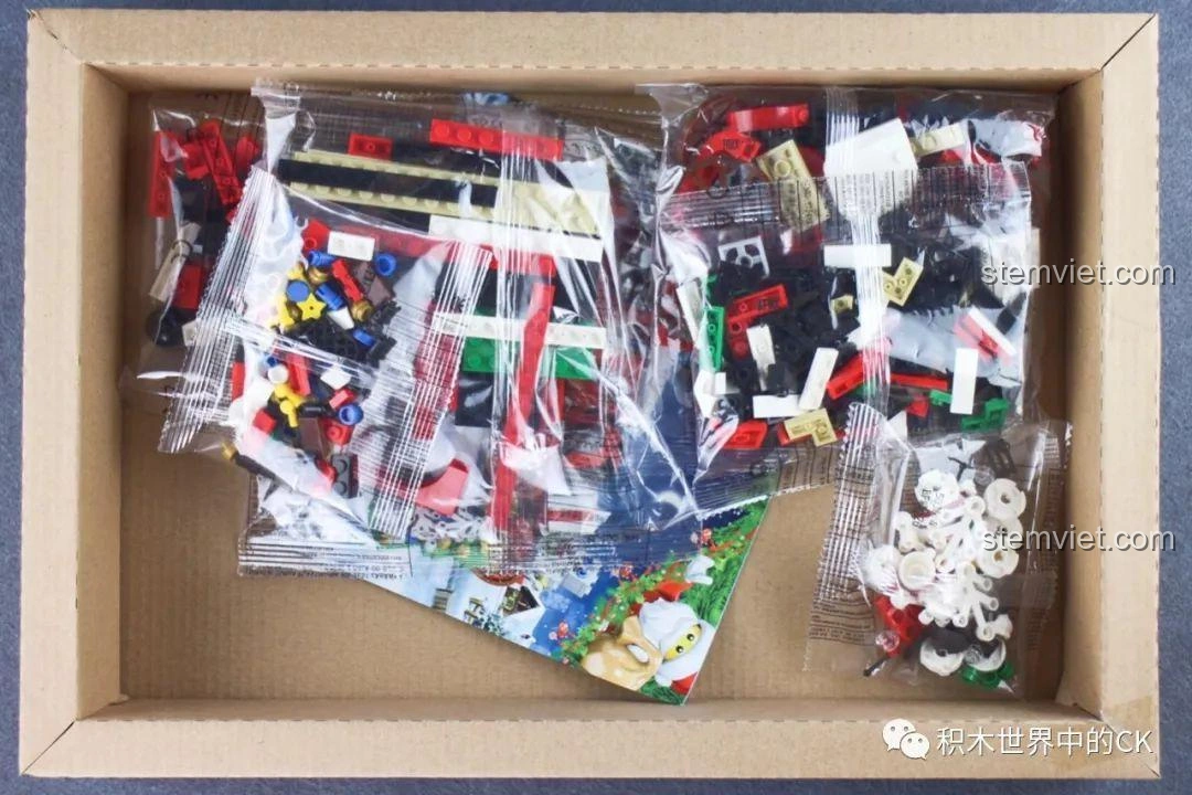 Ảnh các túi mảnh ghép bên trong hộp bộ đồ chơi xếp hình Winner 5036 Tàu Hỏa Giáng Sinh Trắng, cho thấy sự sắp xếp gọn gàng và sẵn sàng để bắt đầu lắp ráp.