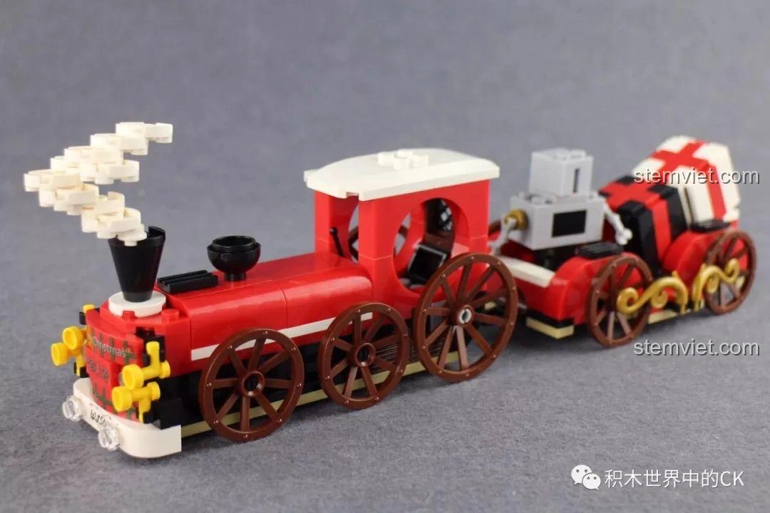 Ảnh mô hình tàu hỏa Winner 5036 Tàu Hỏa Giáng Sinh Trắng đã lắp ráp hoàn chỉnh, nhìn từ góc trước-bên, với chi tiết khói trắng bay lên từ ống khói, rất sống động và đẹp mắt.