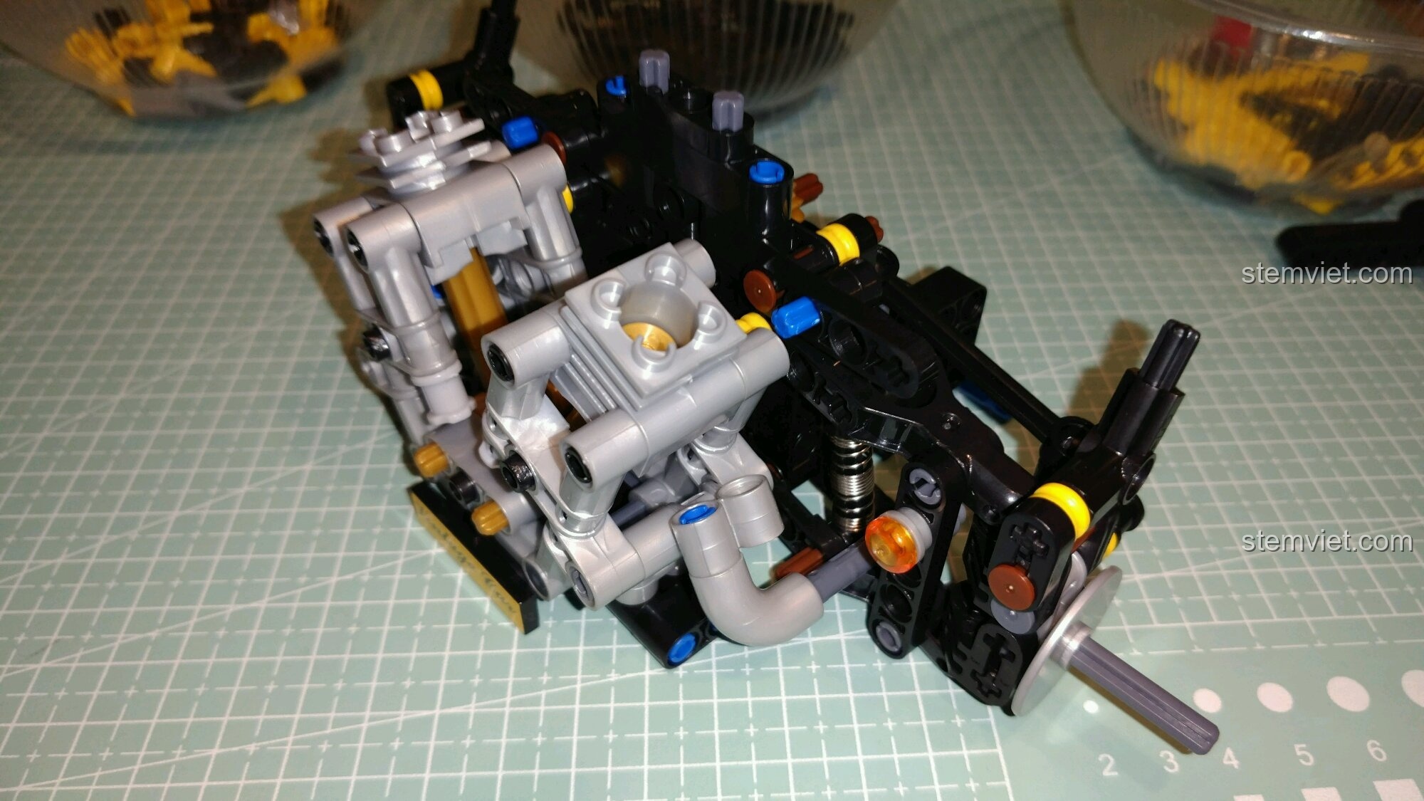 Góc nhìn khác về động cơ đã gắn vào khung của đồ chơi lắp ráp Xe Ba Bánh Cổ Điển Morgan 3 Wheeler.