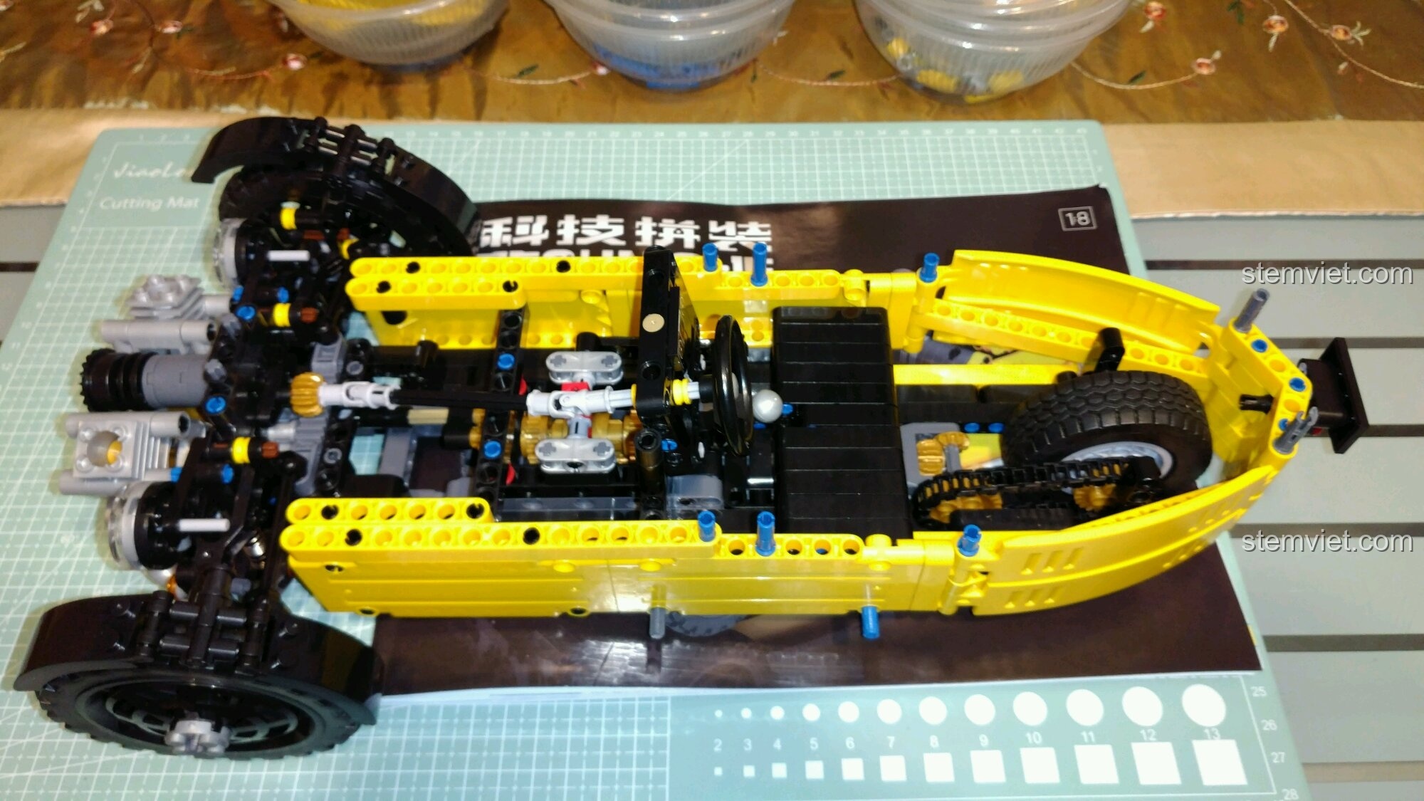 Đuôi xe và cốp sau của đồ chơi lắp ráp Xe Ba Bánh Cổ Điển Morgan 3 Wheeler đang được lắp ráp.