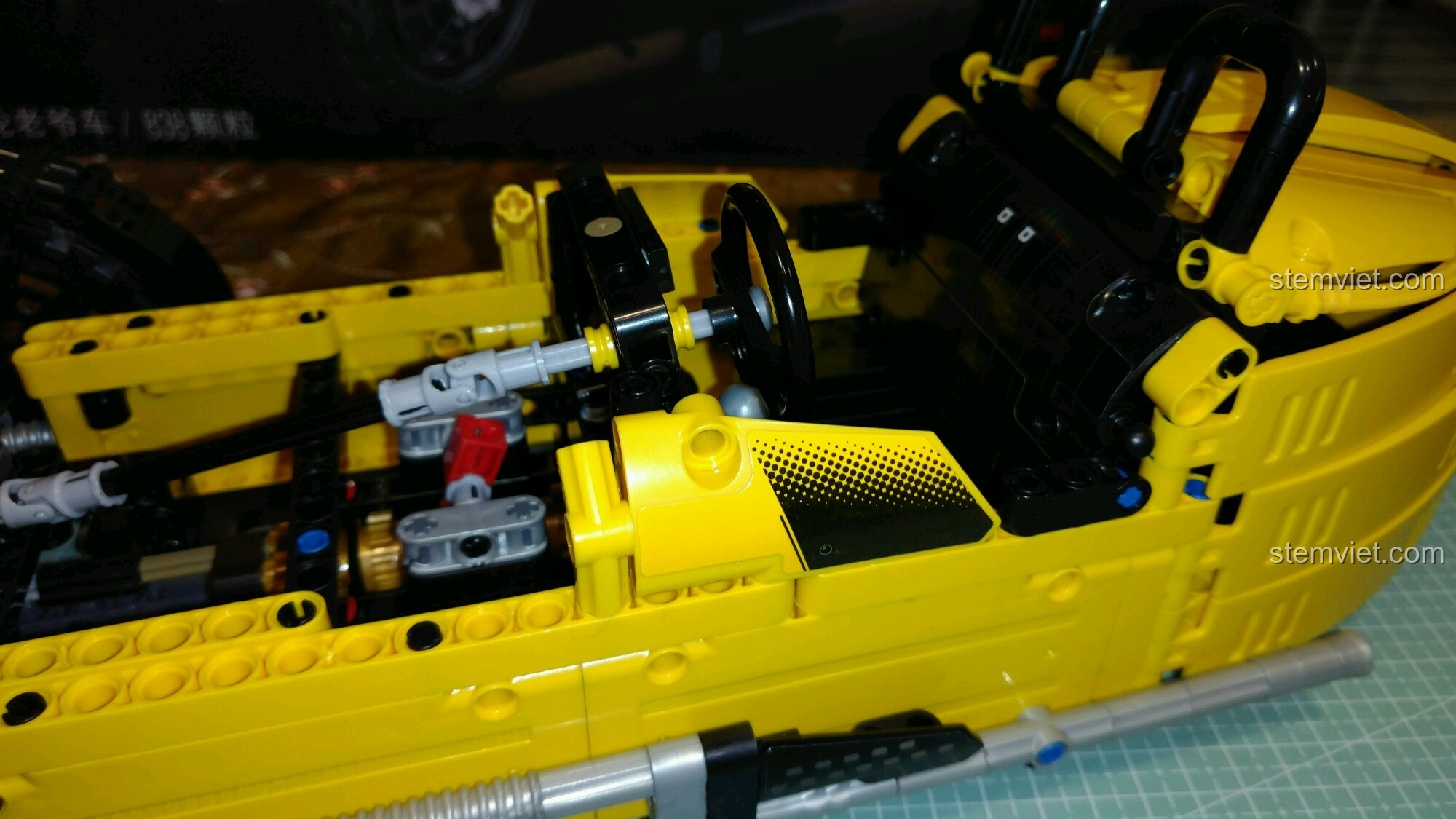 Mô hình hoàn chỉnh của đồ chơi lắp ráp Xe Ba Bánh Cổ Điển Morgan 3 Wheeler từ góc nhìn từ trên xuống.