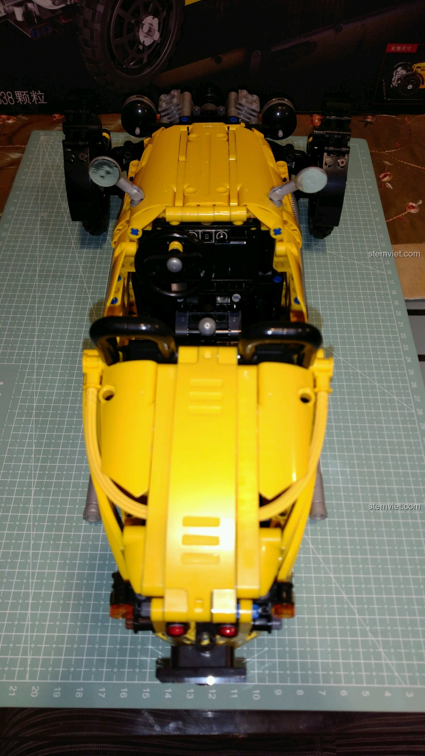 Mô hình hoàn chỉnh của đồ chơi lắp ráp Xe Ba Bánh Cổ Điển Morgan 3 Wheeler từ góc nhìn phía trước.