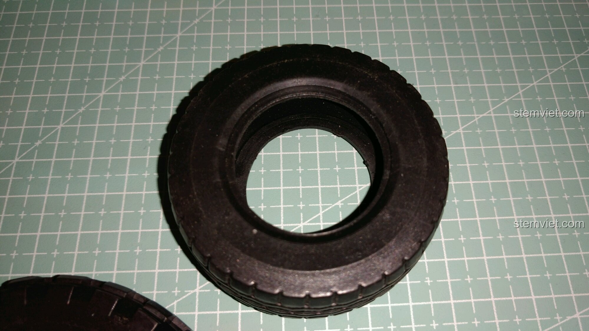 Lốp xe của đồ chơi lắp ráp Xe Ba Bánh Cổ Điển Morgan 3 Wheeler cho trẻ em 6+, bề mặt bóng bẩy.