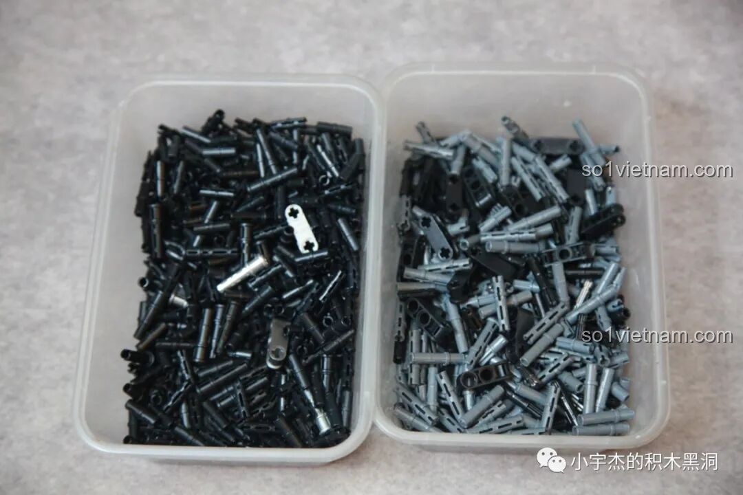 Các chốt nối màu tối đặc trưng của K-Box trong bộ 10517 Xe Batman Rambom, giúp mô hình Batmobile Tumbler giữ được vẻ ngoài liền mạch, không bị lộ màu sắc khác.