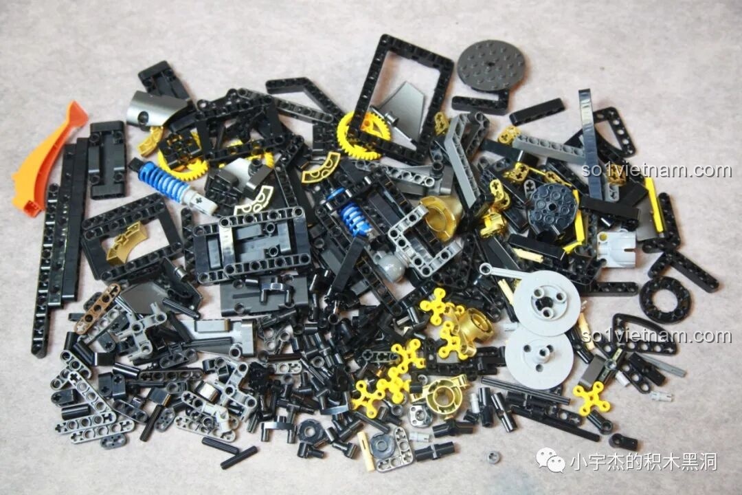 Tất cả mảnh ghép từ túi số 1 của bộ K-Box 10517 Xe Batman Rambom được trải ra, cho thấy sự đa dạng của các chi tiết màu đen, xám và vàng.