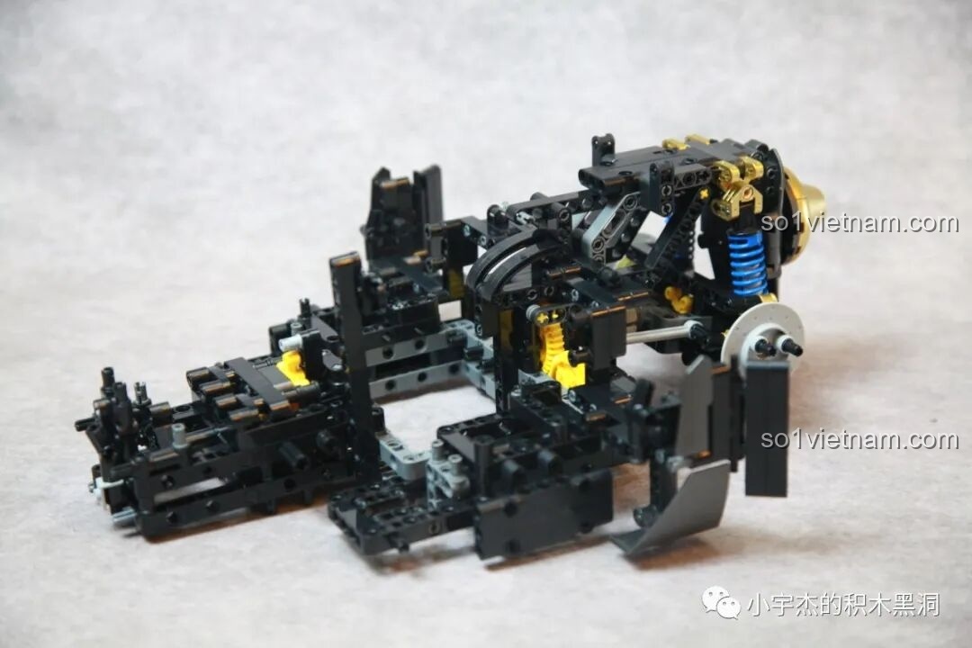 Khung gầm cơ bản của mô hình Batmobile Tumbler K-Box 10517 sau khi hoàn thành túi mảnh ghép số 1, với động cơ phía sau và hệ thống treo.