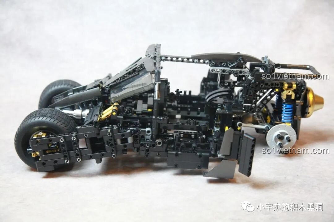 Mô hình Batmobile Tumbler K-Box 10517 sau khi hoàn thành túi mảnh ghép số 2, với phần thân giữa và hệ thống lái đã được lắp đặt.