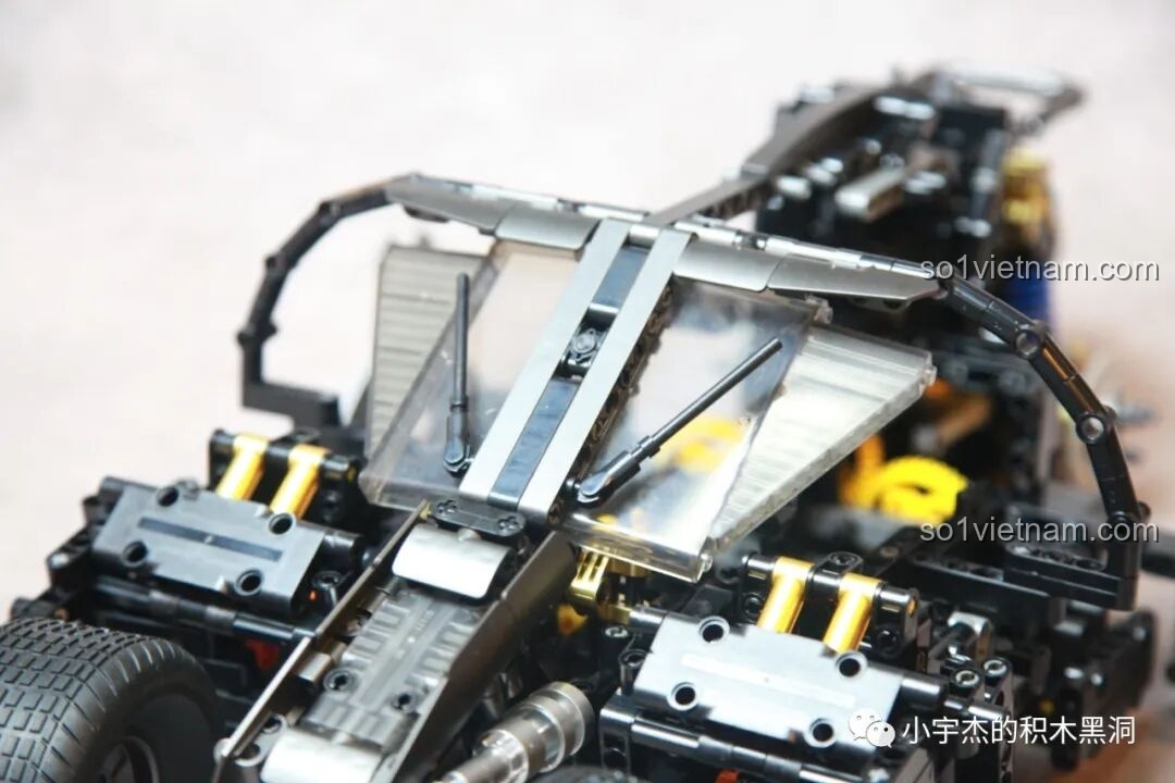 Cận cảnh chi tiết súng máy gắn phía trước của mô hình Batmobile Tumbler K-Box 10517, sử dụng các mảnh ghép màu bạc tạo hiệu ứng kim loại.