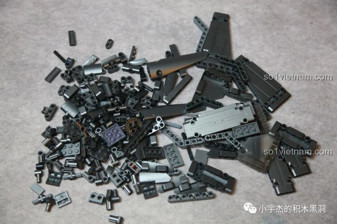 Các mảnh ghép trong túi số 3 của bộ K-Box 10517 Xe Batman Rambom, bao gồm nhiều chi tiết màu đen, xám và một số mảnh sơn kim loại.