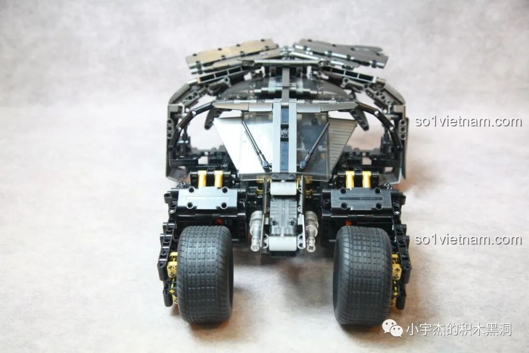 Cấu trúc cánh gió ba tầng phía sau của mô hình Batmobile Tumbler K-Box 10517, cho thấy sự phức tạp và khả năng điều chỉnh góc độ.