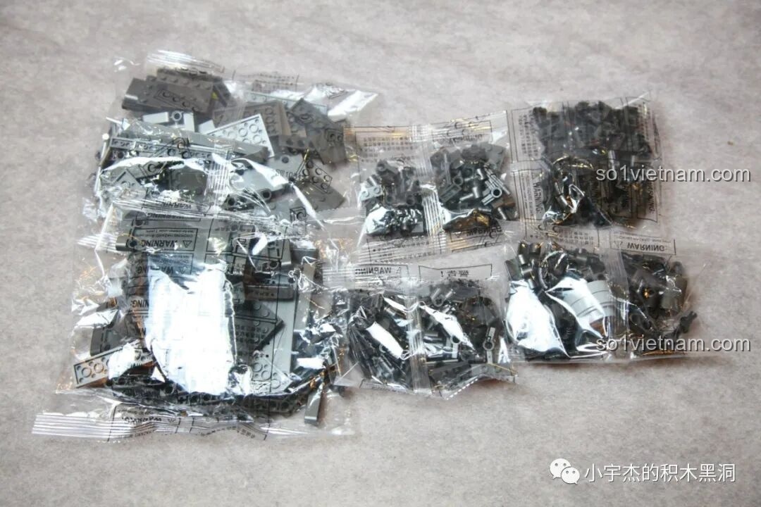 Nội thất buồng lái của mô hình Batmobile Tumbler K-Box 10517, với bảng điều khiển và vô lăng thiết kế giống xe tăng, tạo cảm giác mạnh mẽ.