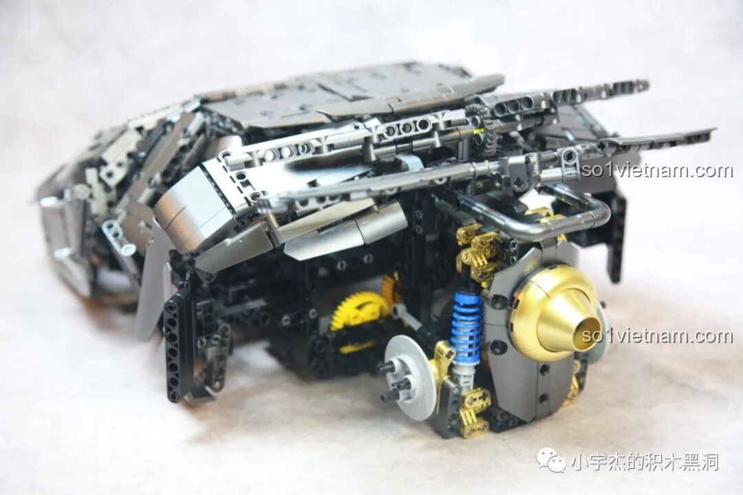 Chi tiết bánh trước của mô hình Batmobile Tumbler K-Box 10517 với các mảnh ghép màu vàng nổi bật, tạo điểm nhấn sang trọng và mạnh mẽ.