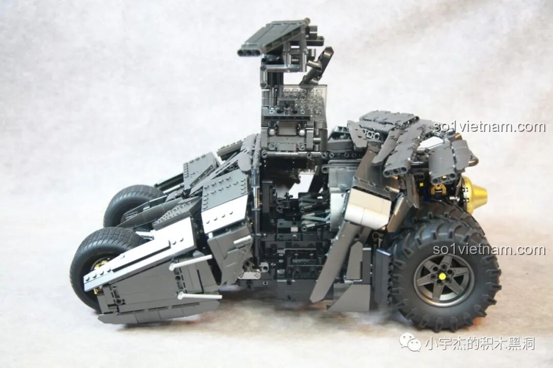 Cận cảnh kết cấu giáp của mô hình Batmobile Tumbler K-Box 10517, với các chi tiết nổi bật tạo cảm giác công nghiệp và chống đạn.