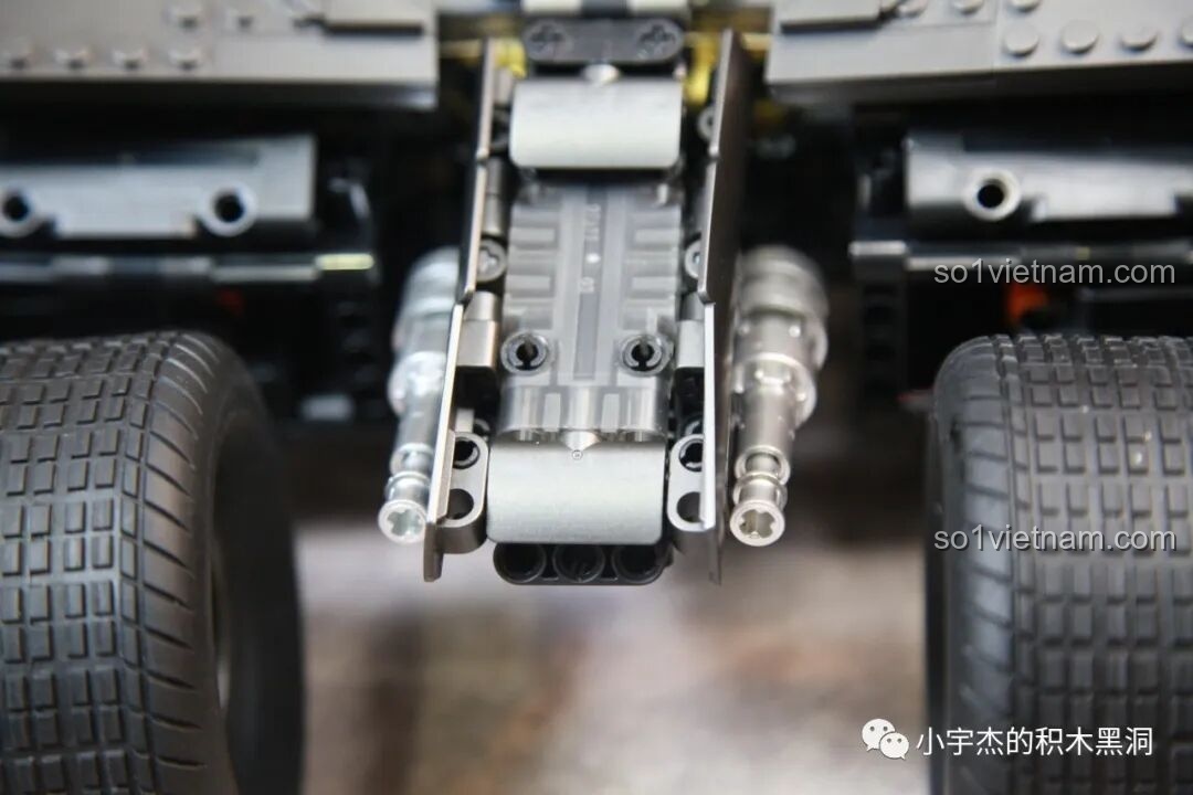 Cận cảnh chi tiết đuôi xe của mô hình Batmobile Tumbler K-Box 10517, với ống xả lớn và hệ thống treo mạnh mẽ.