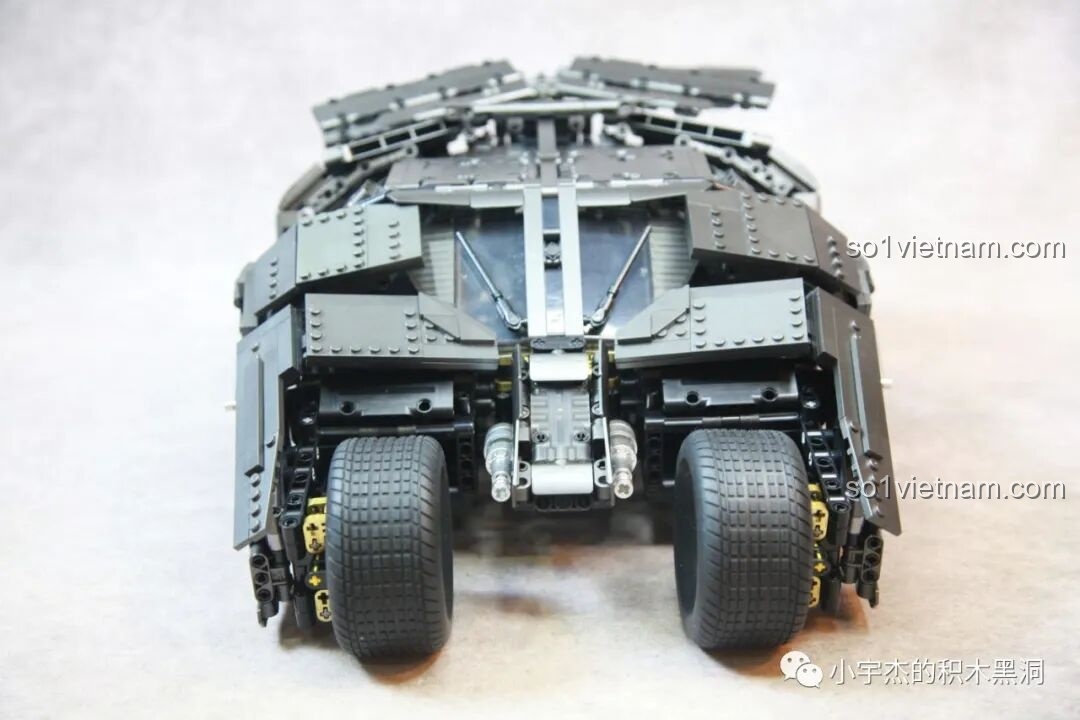 Mô hình Batmobile Tumbler K-Box 10517 đặt cạnh mô hình xe mô tô Batman, tạo nên một bộ sưu tập xe chiến đấu ấn tượng của Kỵ Sĩ Bóng Đêm.