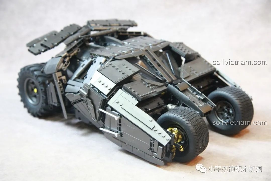 Mô hình Batmobile Tumbler K-Box 10517 và xe mô tô Batman được trưng bày cùng nhau, tạo nên một cảnh tượng hoành tráng.