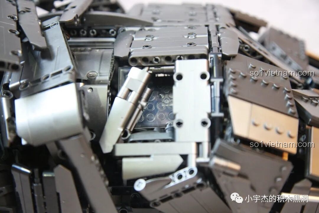 Mô hình Batmobile Tumbler K-Box 10517 và xe mô tô Batman được trưng bày cùng nhau, tạo nên một cảnh tượng hoành tráng.