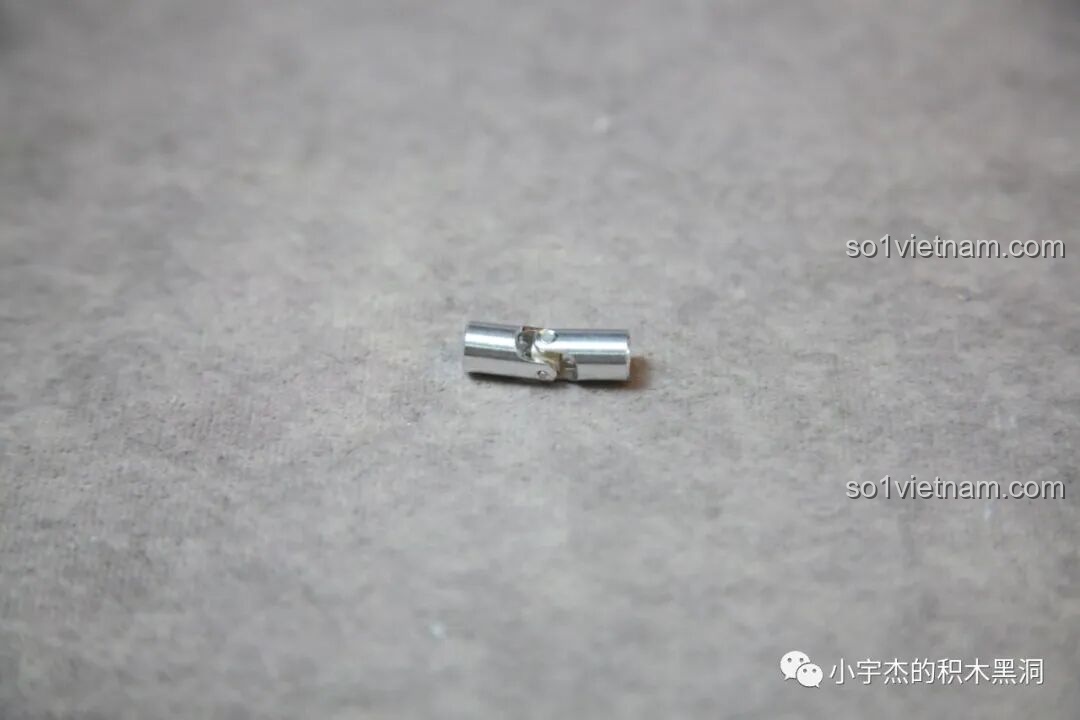 Chi tiết khớp nối kim loại (universal joint) đặc biệt trong bộ K-Box 10517 Xe Batman Rambom, cho thấy chất lượng và độ bền vượt trội của các mảnh ghép.