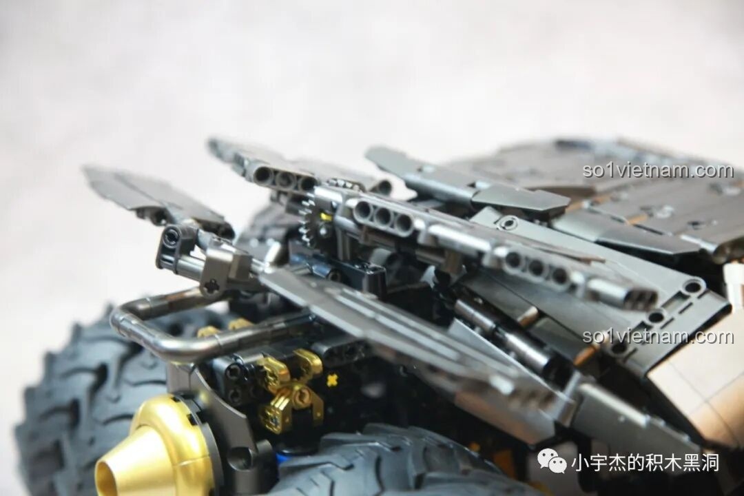 Mô hình Batmobile Tumbler K-Box 10517 và xe mô tô Batman được trưng bày cùng nhau, tạo nên một cảnh tượng hoành tráng.