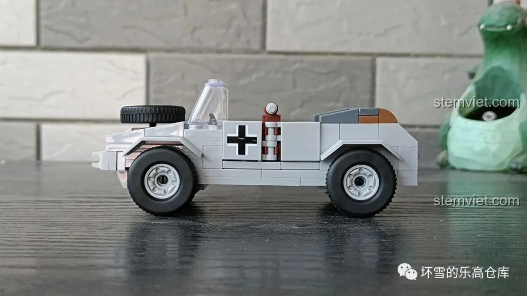 Mô hình đồ chơi lắp ráp xe quân sự Đức QUANGUAN VW82 Kübelwagen nhìn từ bên hông, màu xám, có biểu tượng chữ thập.